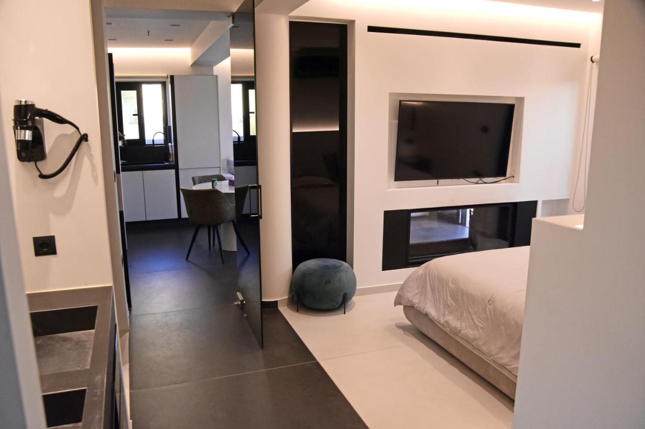 White And Black Holiday home Aegina